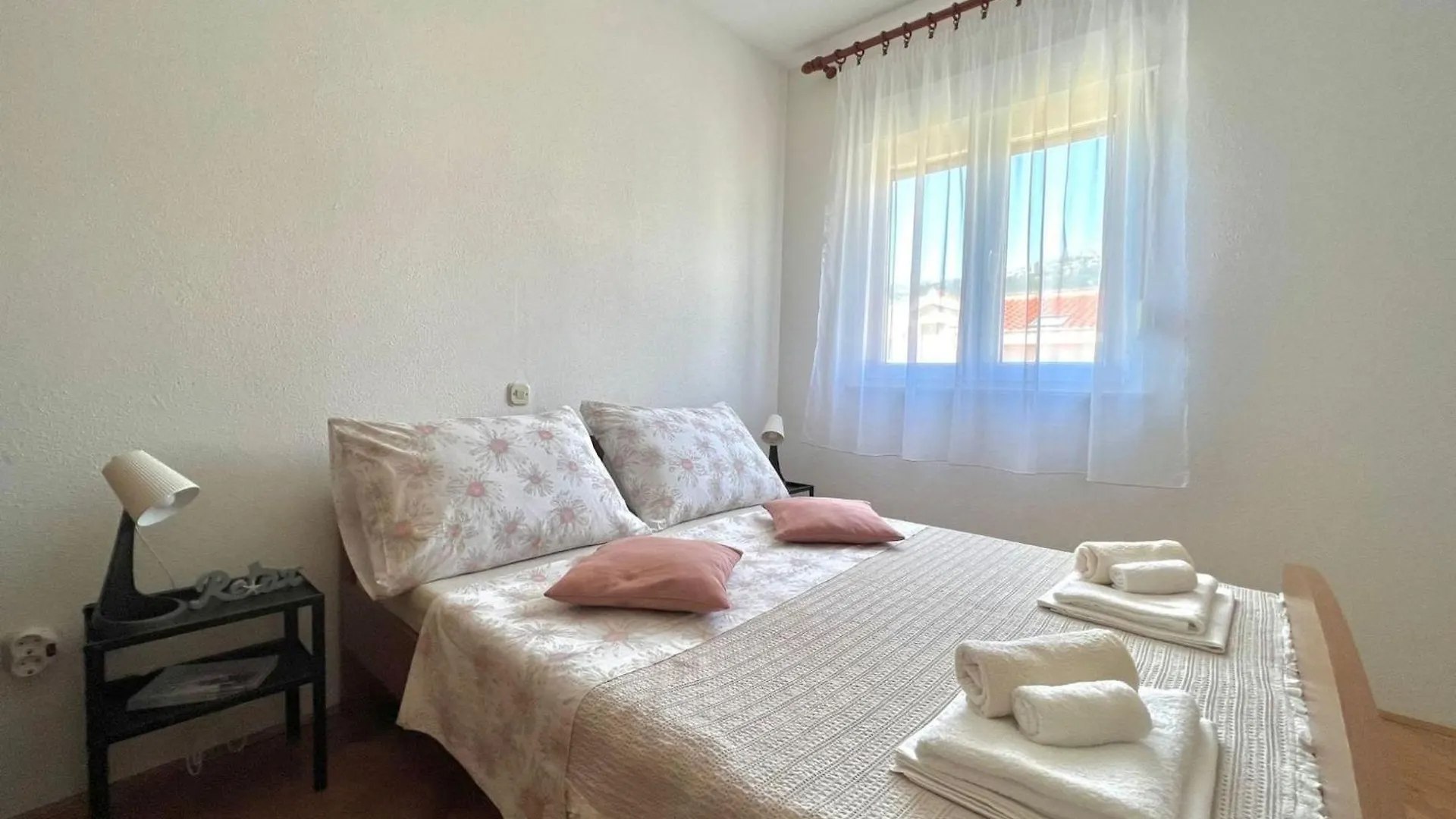 Bright And Cozy Apartment With Balcony In Kastel Luksic Kastela